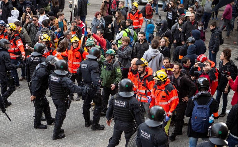 VIDEO Tisuće na ulicama zbog sastanka španjolskog kabineta u Barceloni